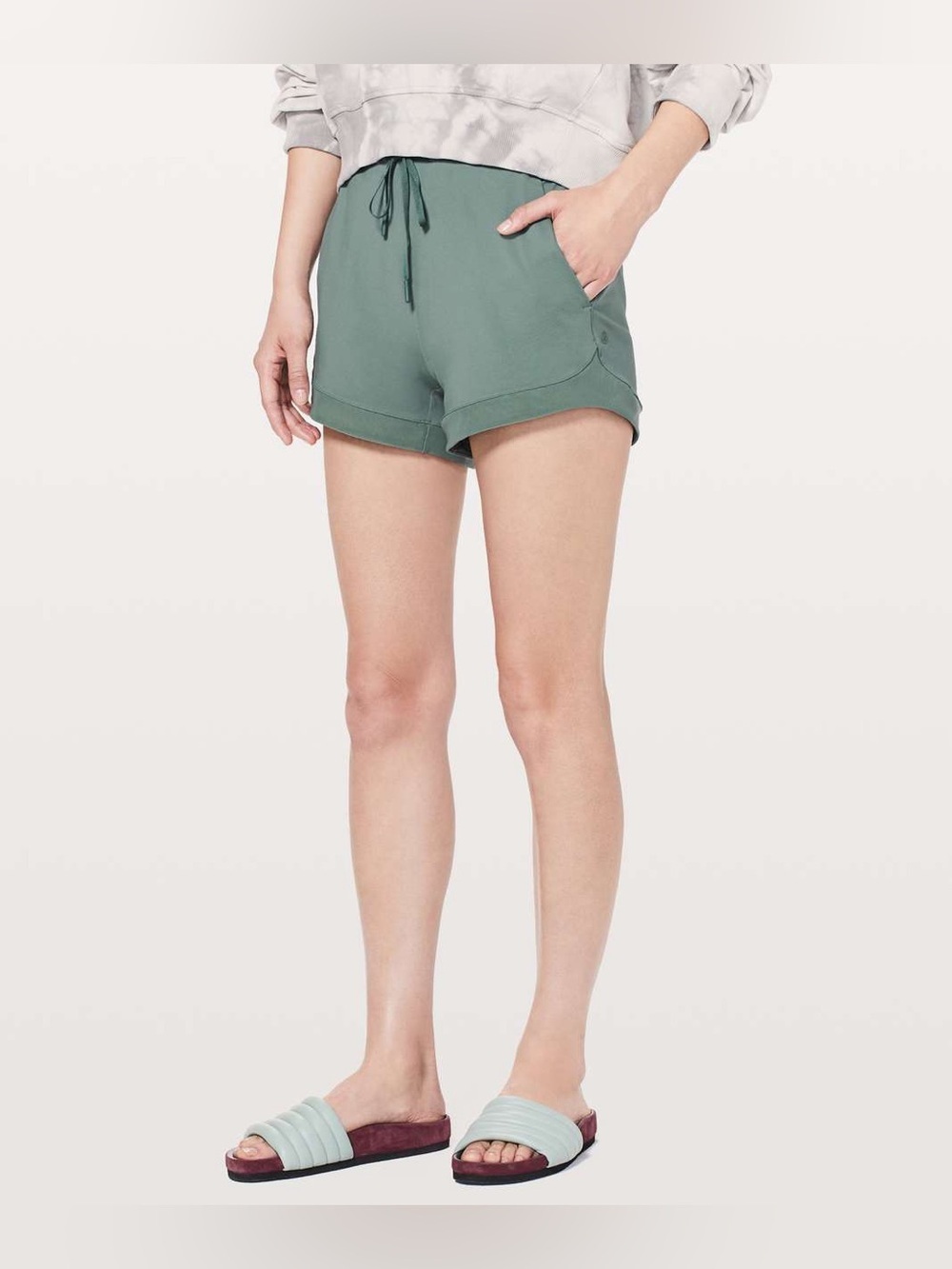 Lululemon Sunsetting Short in juniper size 4